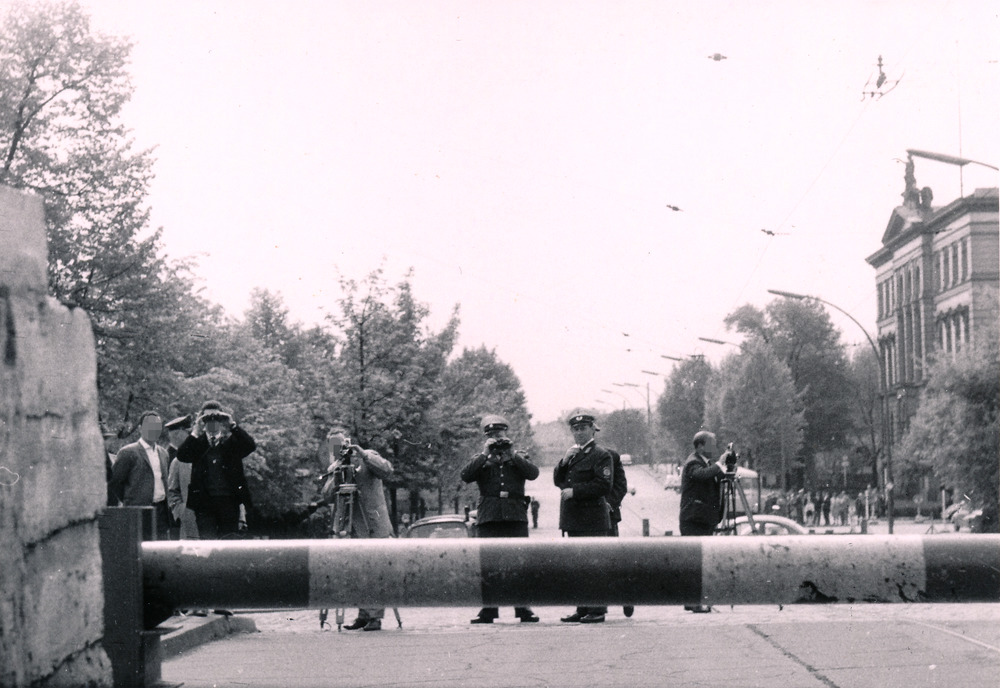 Fotos von West-Berliner Augenzeugen bei einem gescheiterten Fluchtversuch am Grenzübergang Invalidenstraße
