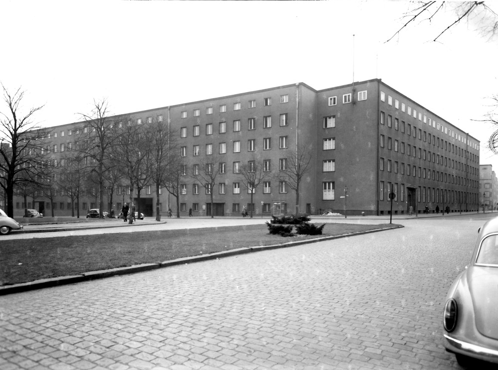 Außenaufnahmen von "Haus 2" der StasiZentrale in Berlin