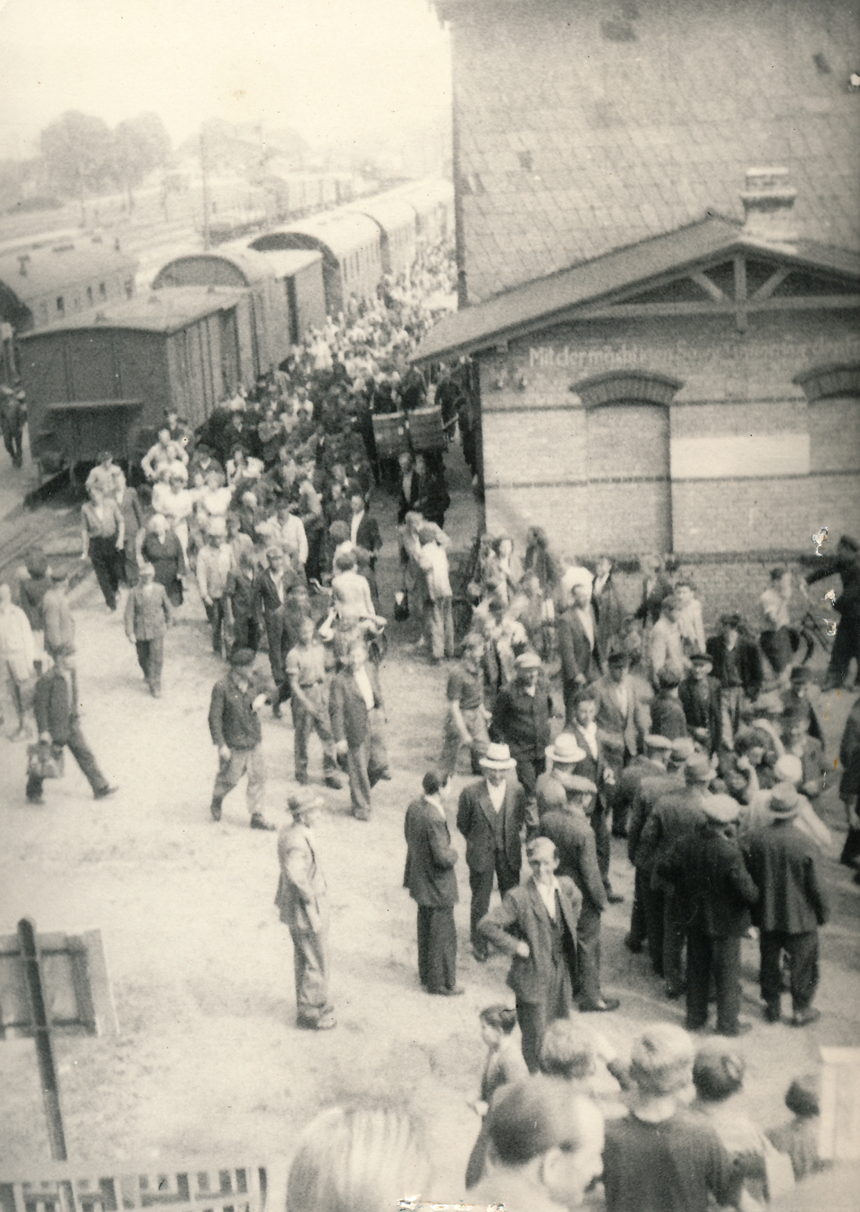 Demosntrationszug an einem Bahnhof