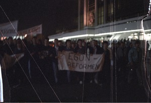 Demonstrationszug vor dem Palast der Republik in Ost-Berlin aus Anlass der Amtseinführung von Egon Krenz