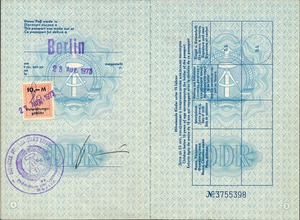 Eingezogener Reisepass Wolf Biermanns mit Ausreisevisum