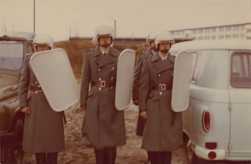 MfS-Angehörige in Schutzausrüstung bei einer militärischen Ausbildung