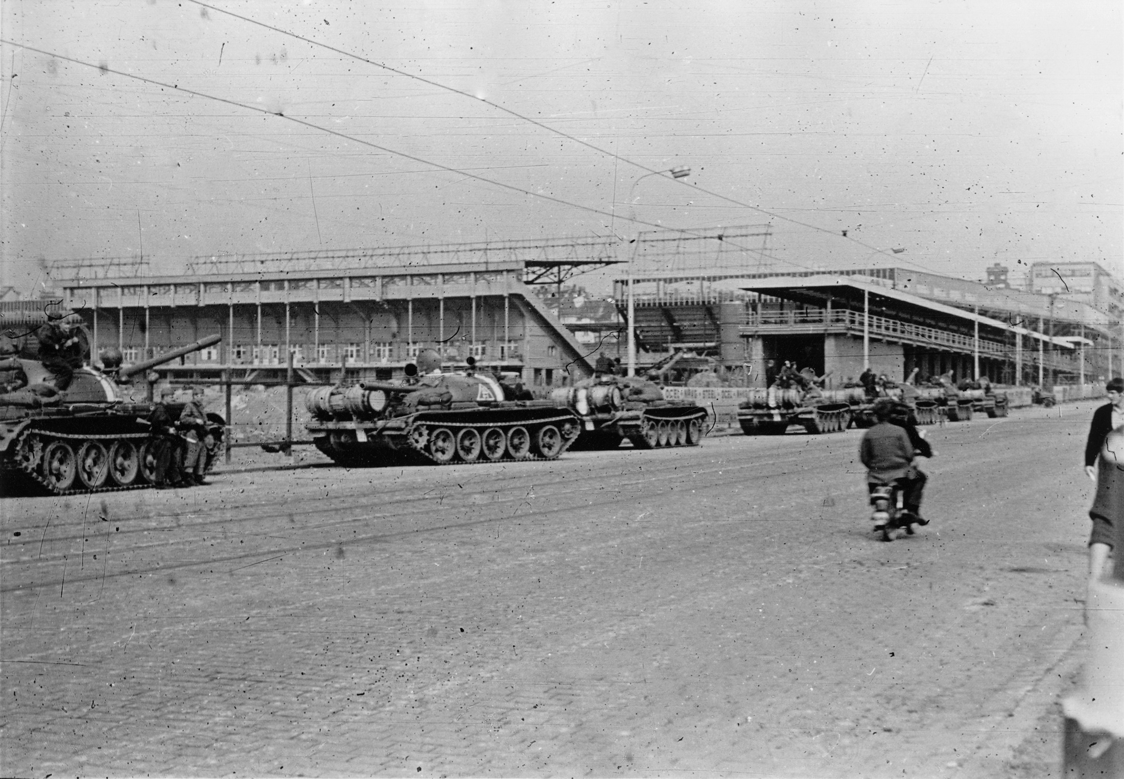 Protest gegen sowjetisiche Panzer vor dem Sparta-Stadion ...