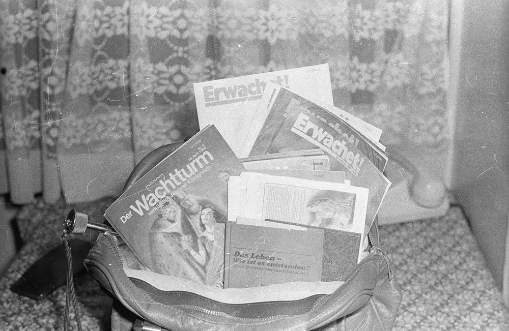 Versteckte Zeitschriften der Zeugen Jehovas