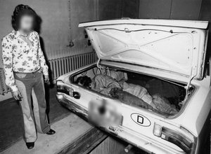 Nachgestellte Fotodokumentation der gescheiterten Republikflucht einer dreiköpfigen Familie an der Grenzübergangsstelle Drewitz