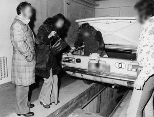 Nachgestellte Fotodokumentation der gescheiterten Republikflucht einer dreiköpfigen Familie an der Grenzübergangsstelle Drewitz