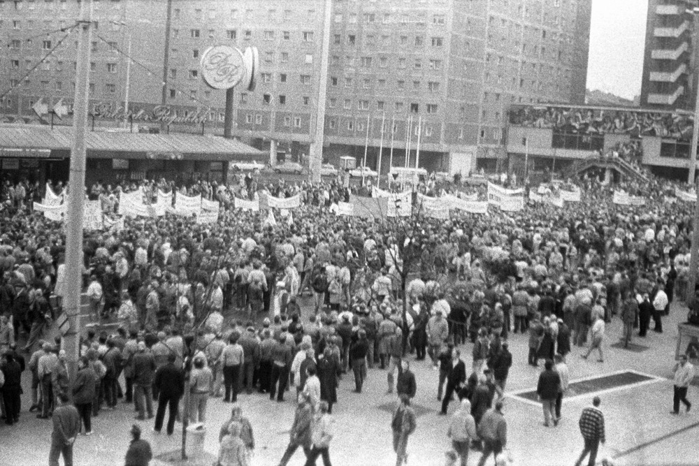 Kundgebung gegen staatliche Gewalt und für Meinungs- und Versammlungsfreiheit am 04.11.1989 in Berlin-Mitte
