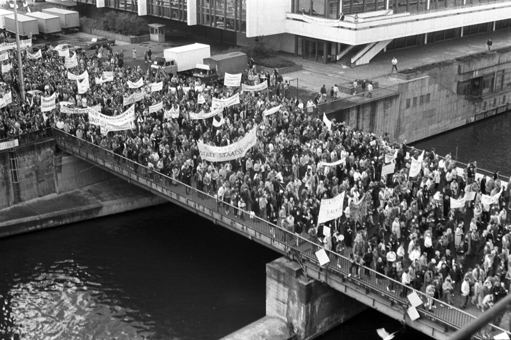 Kundgebung gegen staatliche Gewalt und für Meinungs- und Versammlungsfreiheit am 04.11.1989 in Berlin-Mitte