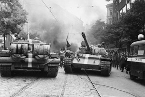 Sowjetische Panzer in den Straßen von Prag