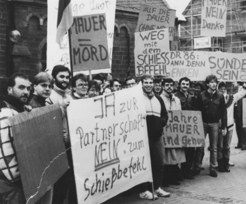Demonstration in Neunkirchen am Tag der Vertragsunterzeichnung für die Städtepartnerschaft zwischen Neunkirchen und Lübben