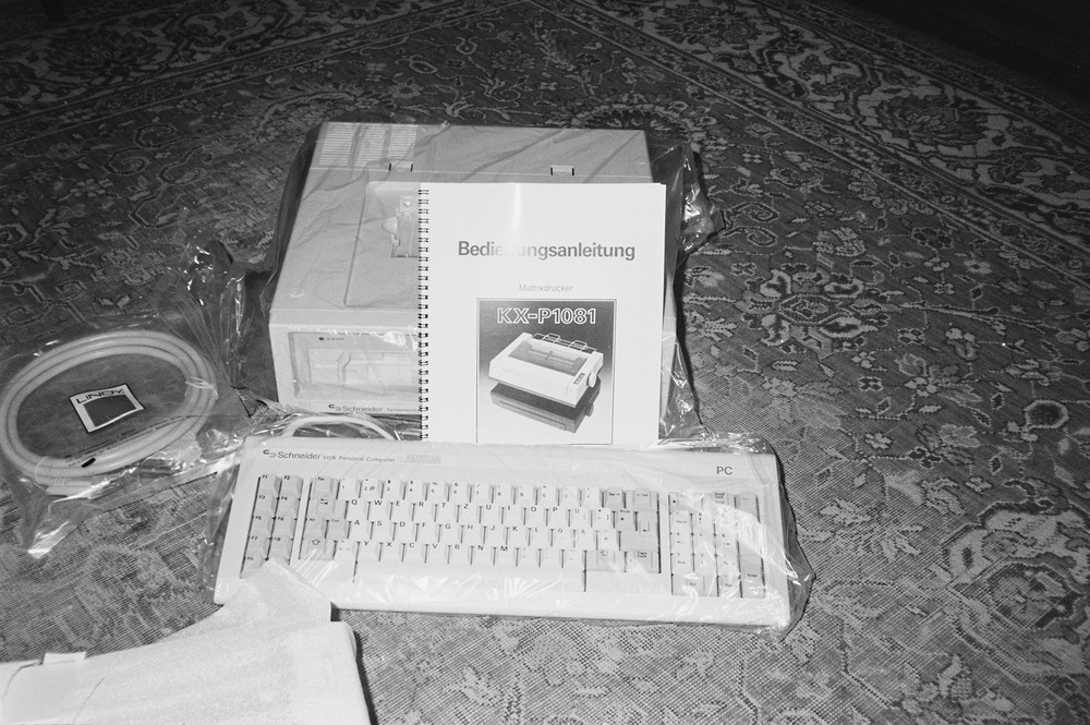 Fotodokumentation zu beschlagnahmter Computertechnik und Spielesoftware