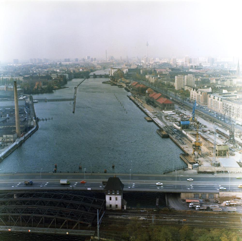 Luftbildaufnahmen des Grenzkontrollhafens der DDR am Osthafen Berlin