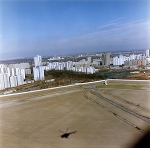 Luftbildaufnahme der Berliner Mauer an der Grenze zur Gropiusstadt in Berlin-Neukölln