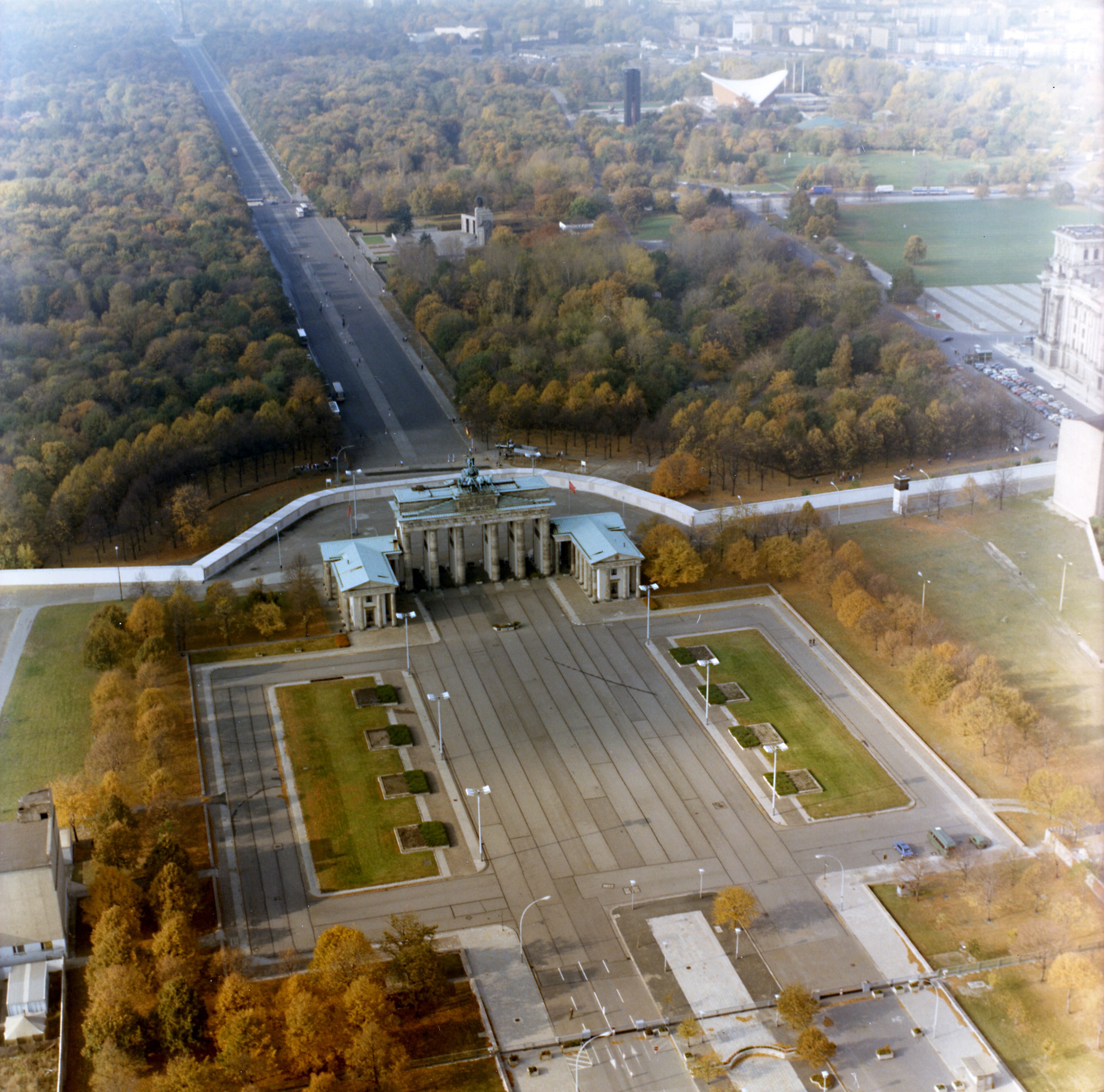 Das Brandenburger Tor vor etwa 30 Jahren : r/de