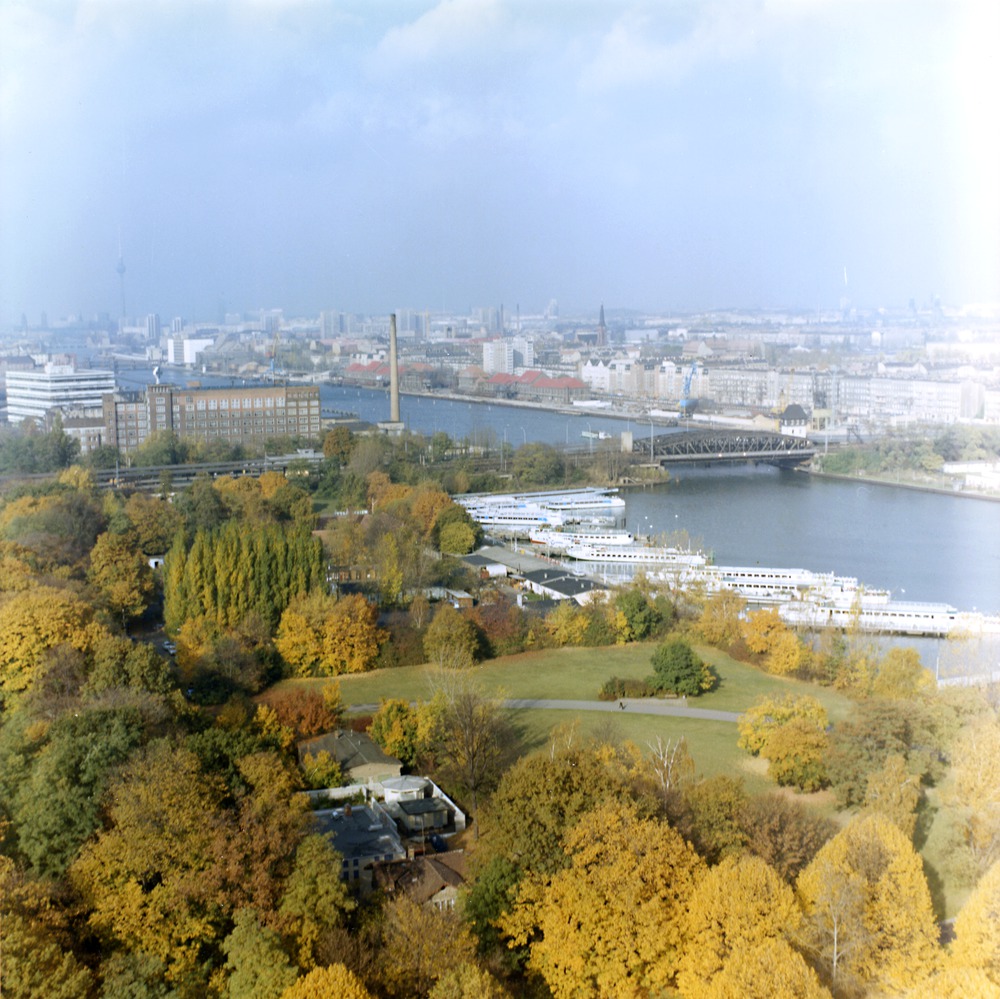 Luftbildaufnahmen des Grenzkontrollhafens der DDR am Osthafen Berlin