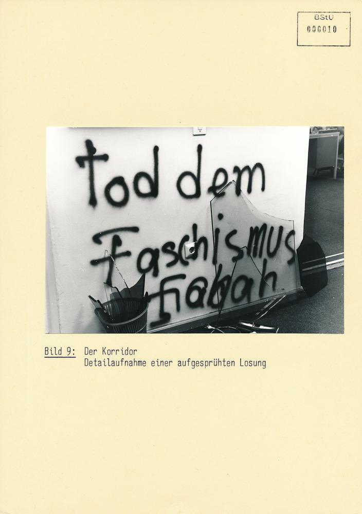 Fotodokumentation der verwüsteten Büroräume in der Iranischen Botschaft in Ost-Berlin 1978