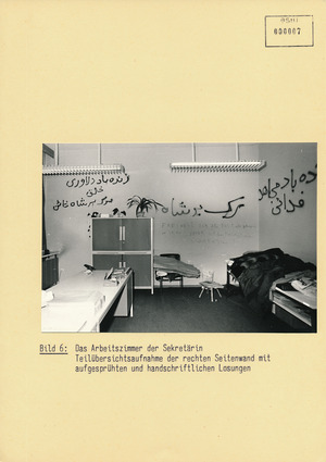 Fotodokumentation der verwüsteten Büroräume in der Iranischen Botschaft in Ost-Berlin 1978