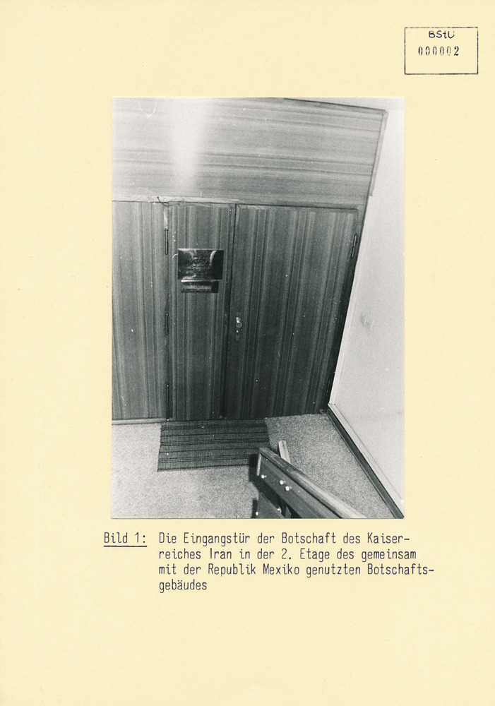 Fotodokumentation der verwüsteten Büroräume in der Iranischen Botschaft in Ost-Berlin 1978