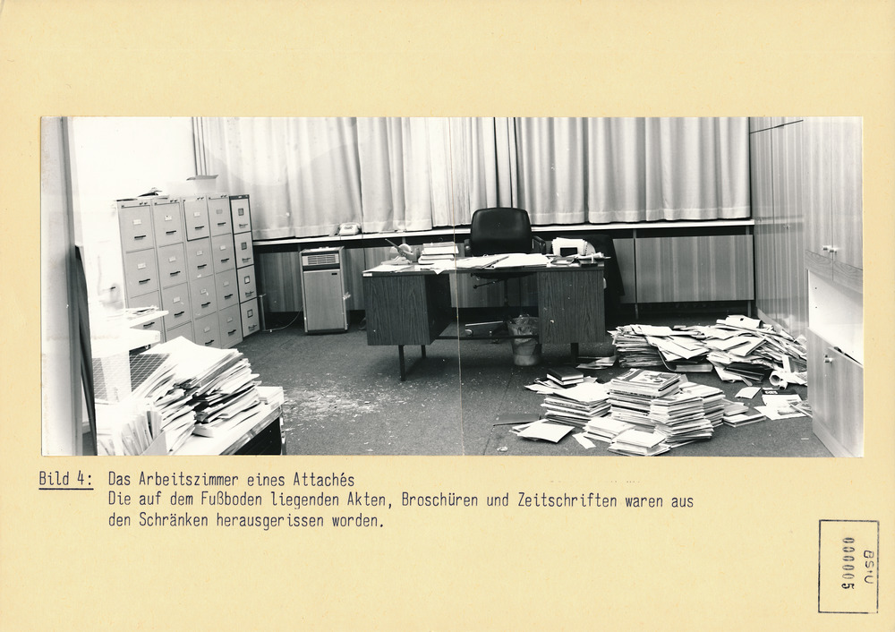 Fotodokumentation der verwüsteten Büroräume in der Iranischen Botschaft in Ost-Berlin 1978