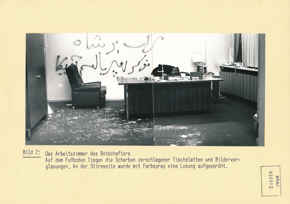 Fotodokumentation der verwüsteten Büroräume in der Iranischen Botschaft in Ost-Berlin 1978
