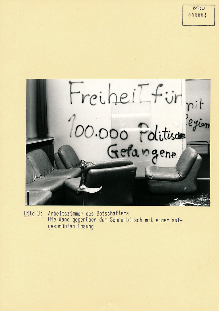 Fotodokumentation der verwüsteten Büroräume in der Iranischen Botschaft in Ost-Berlin 1978