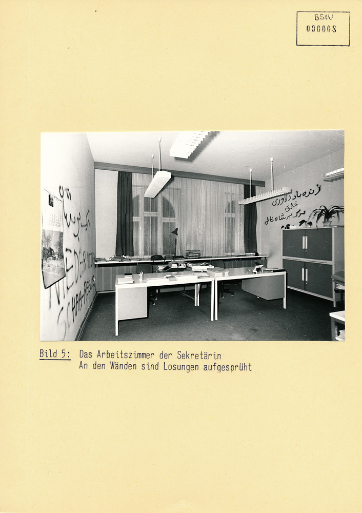 Fotodokumentation der verwüsteten Büroräume in der Iranischen Botschaft in Ost-Berlin 1978