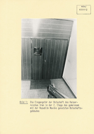 Fotodokumentation der verwüsteten Büroräume in der Iranischen Botschaft in Ost-Berlin 1978