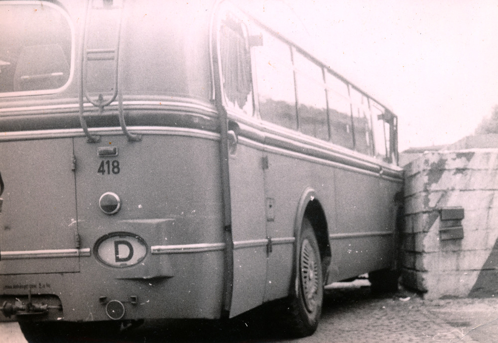 Fotodokumentation einer gescheiterten Flucht mit einem BVG-Bus