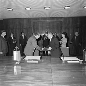 Vertragsunterzeichnung zwischen dem MfS und der bulgarischen DS im Konferenzsaal von "Haus" 1
