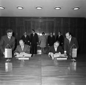 Vertragsunterzeichnung zwischen dem MfS und der bulgarischen DS im Konferenzsaal von "Haus" 1
