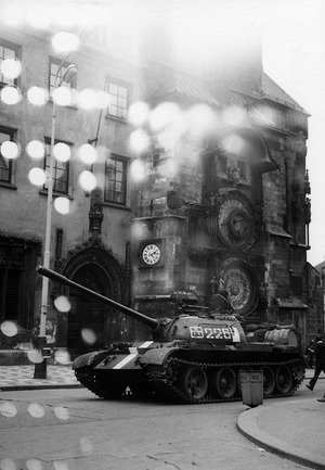 Sowjetischer Panzer vor dem Rathaus am Altstädter Ring in Prag