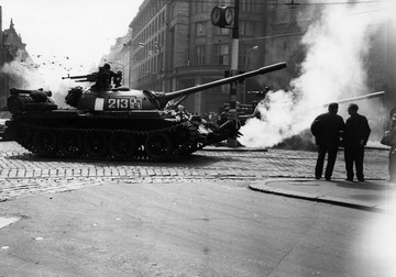 Sowjetische Panzer am Platz der Republik in Prag