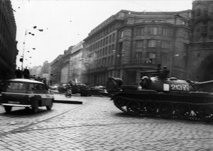 Sowjetische Panzer am Platz der Republik in Prag