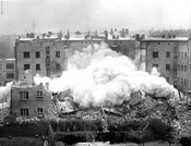 Abriss der Bruno-Taut-Wohnhäuser zur Vorbereitung des Baus von "Haus 18"