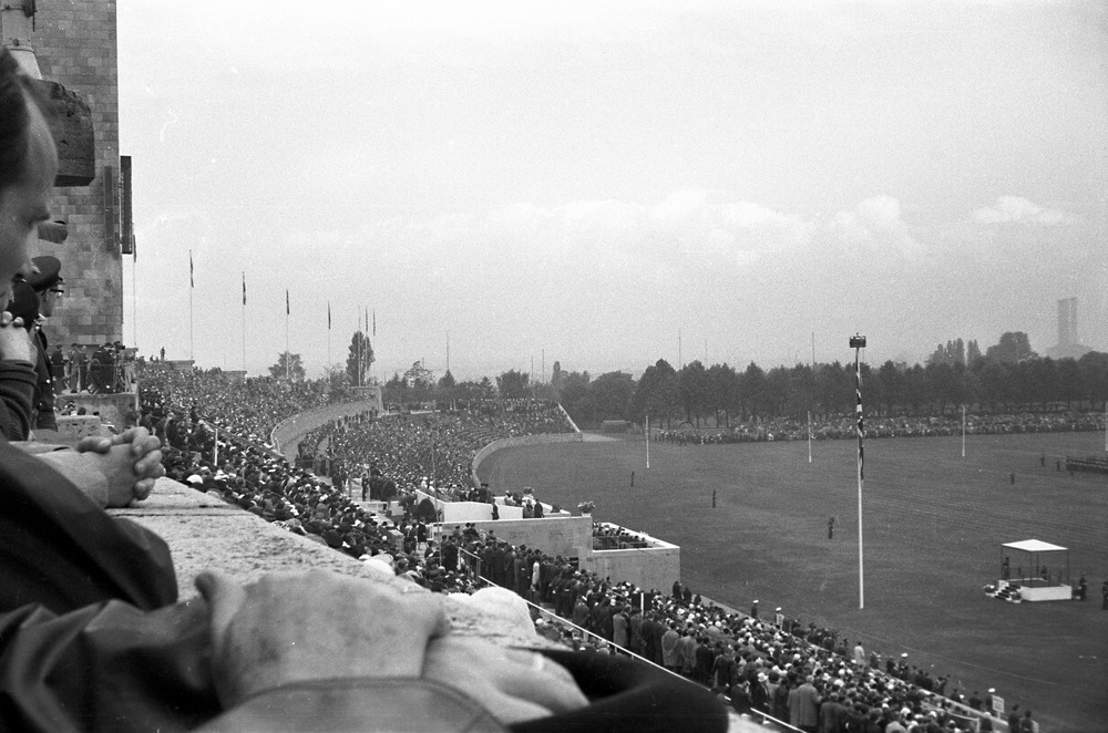 Ehrenformation der britischen Berlin Brigade auf dem Maifeld während des Besuches von Königin Elizabeth II. 1965