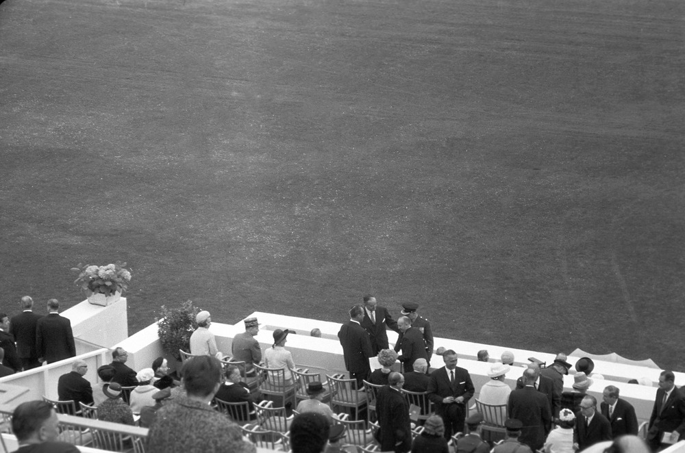 Ehrenformation der britischen Berlin Brigade auf dem Maifeld während des Besuches von Königin Elizabeth II. 1965