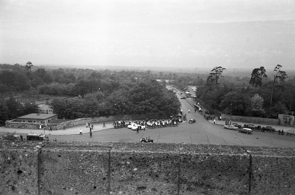Ehrenformation der britischen Berlin Brigade auf dem Maifeld während des Besuches von Königin Elizabeth II. 1965