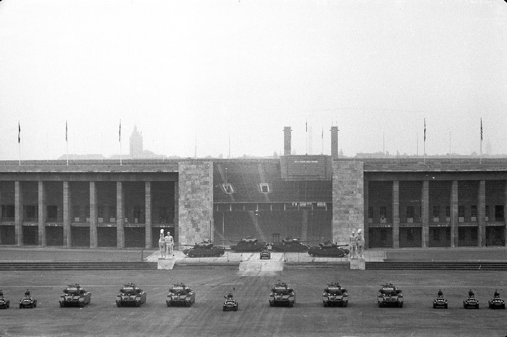 Ehrenformation der britischen Berlin Brigade auf dem Maifeld während des Besuches von Königin Elizabeth II. 1965