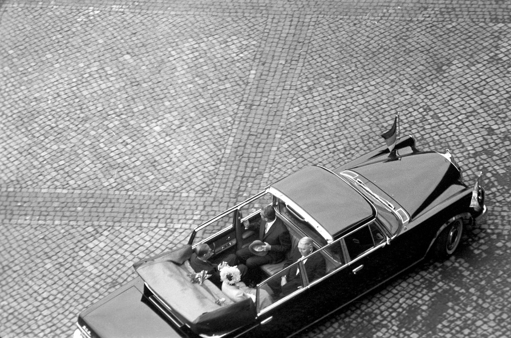 Ehrenformation der britischen Berlin Brigade auf dem Maifeld während des Besuches von Königin Elizabeth II. 1965