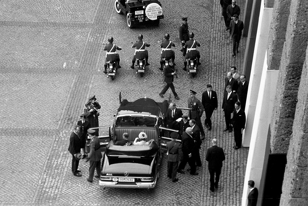 Ehrenformation der britischen Berlin Brigade auf dem Maifeld während des Besuches von Königin Elizabeth II. 1965