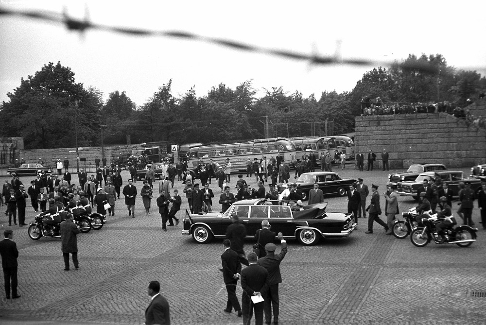 Ehrenformation der britischen Berlin Brigade auf dem Maifeld während des Besuches von Königin Elizabeth II. 1965