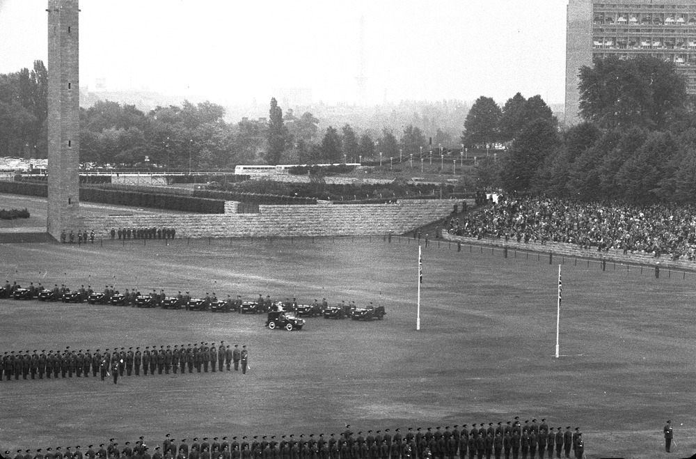 Ehrenformation der britischen Berlin Brigade auf dem Maifeld während des Besuches von Königin Elizabeth II. 1965
