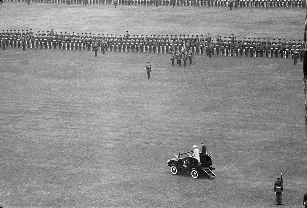 Ehrenformation der britischen Berlin Brigade auf dem Maifeld während des Besuches von Königin Elizabeth II. 1965
