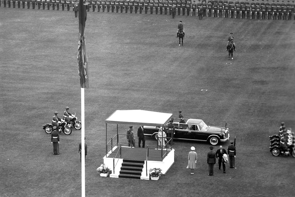 Ehrenformation der britischen Berlin Brigade auf dem Maifeld während des Besuches von Königin Elizabeth II. 1965