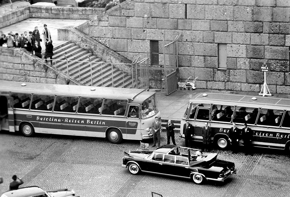 Ehrenformation der britischen Berlin Brigade auf dem Maifeld während des Besuches von Königin Elizabeth II. 1965
