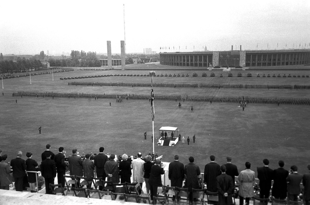 Ehrenformation der britischen Berlin Brigade auf dem Maifeld während des Besuches von Königin Elizabeth II. 1965