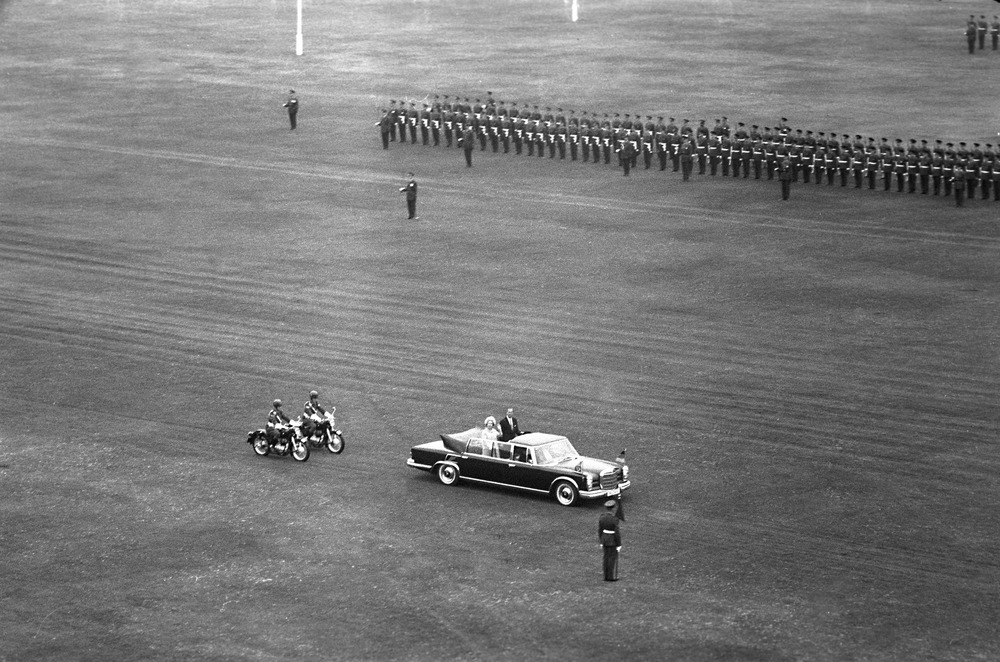 Ehrenformation der britischen Berlin Brigade auf dem Maifeld während des Besuches von Königin Elizabeth II. 1965