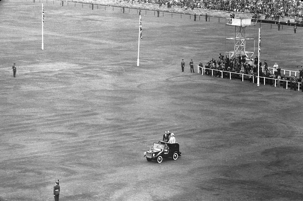 Ehrenformation der britischen Berlin Brigade auf dem Maifeld während des Besuches von Königin Elizabeth II. 1965