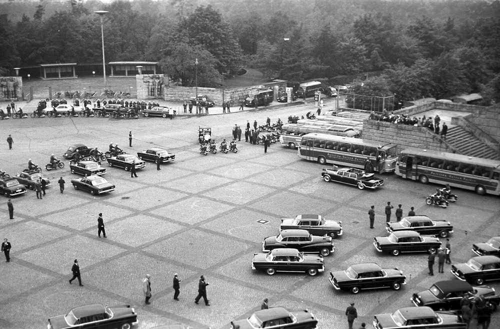 Ehrenformation der britischen Berlin Brigade auf dem Maifeld während des Besuches von Königin Elizabeth II. 1965