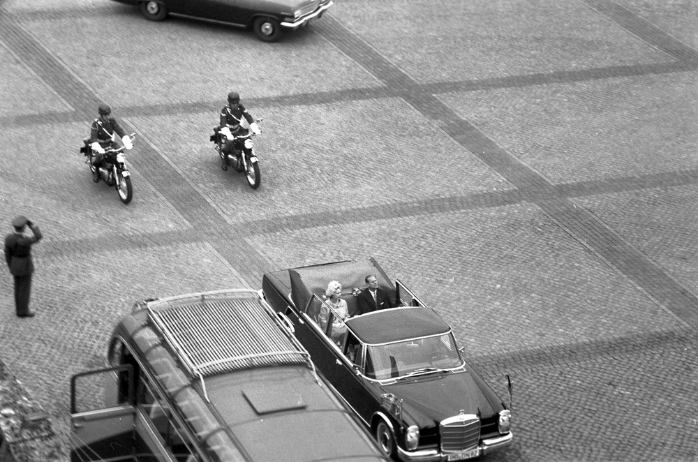 Ehrenformation der britischen Berlin Brigade auf dem Maifeld während des Besuches von Königin Elizabeth II. 1965